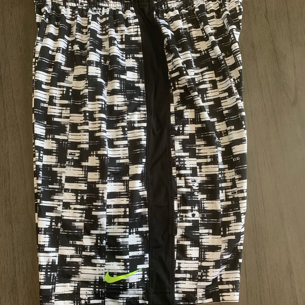 Men’s Nike Dri Fit Shorts Black and White Size M